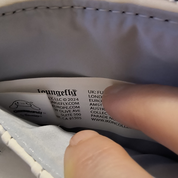 SANRIO CINNAMONROLL PLUSH LOUNGEFLY WALLET NWT - Picture 4 of 4